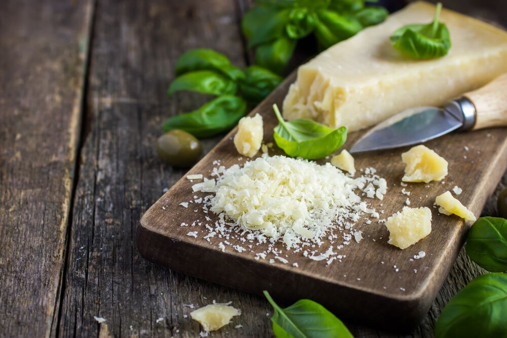 8 de los mejores sustitutos del queso romano