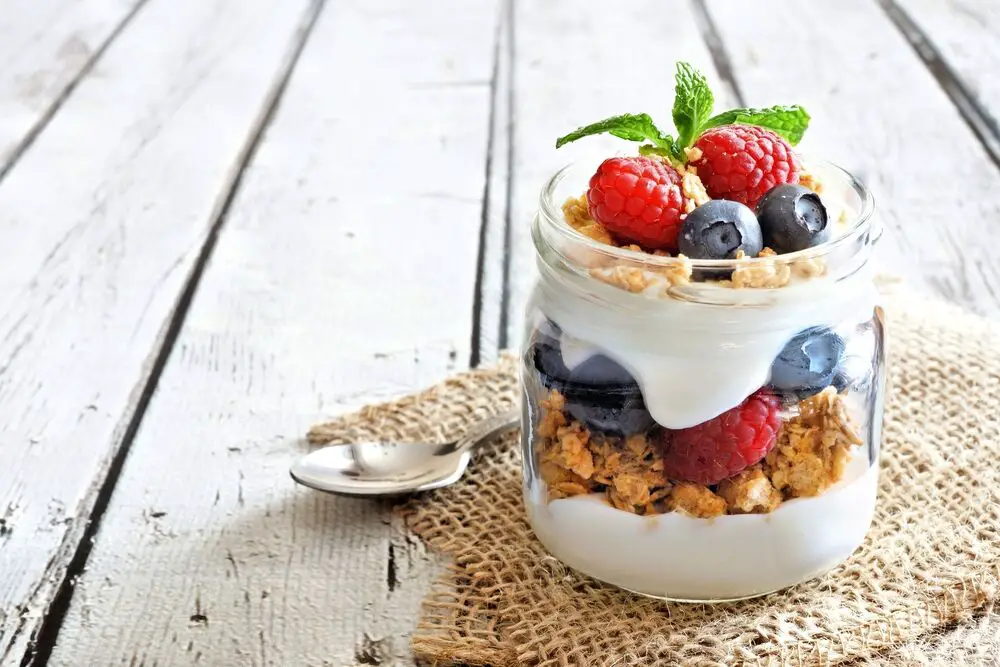 ¿Son saludables el yogur y la granola?