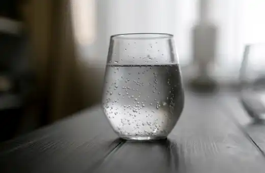 ¿Qué es un buen sustituto del agua mineral para cocinar?