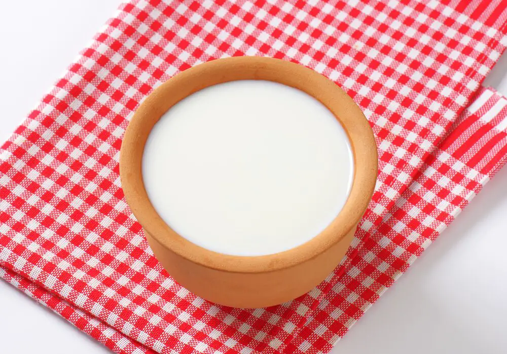 Suero de mantequilla vs Mitad y mitad: ¿Cuál es la diferencia?