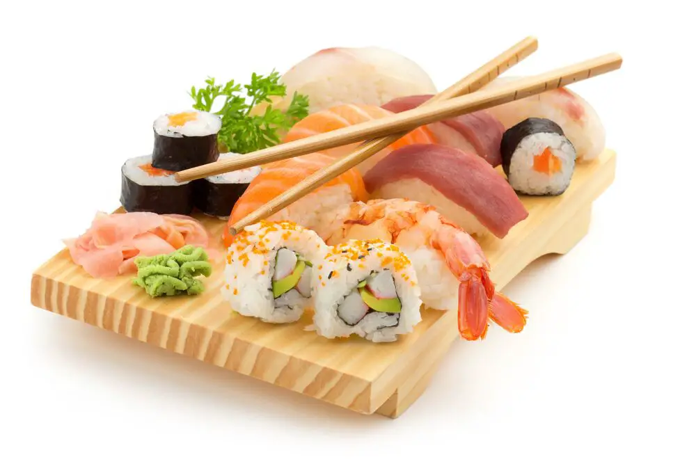 ¿Puedes calentar sushi en el microondas? (respuesta explicada)