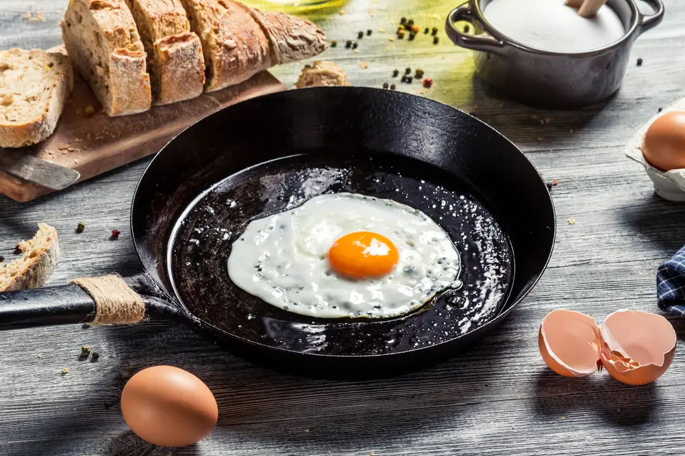 ¿Puedes recalentar huevos fritos en el microondas?