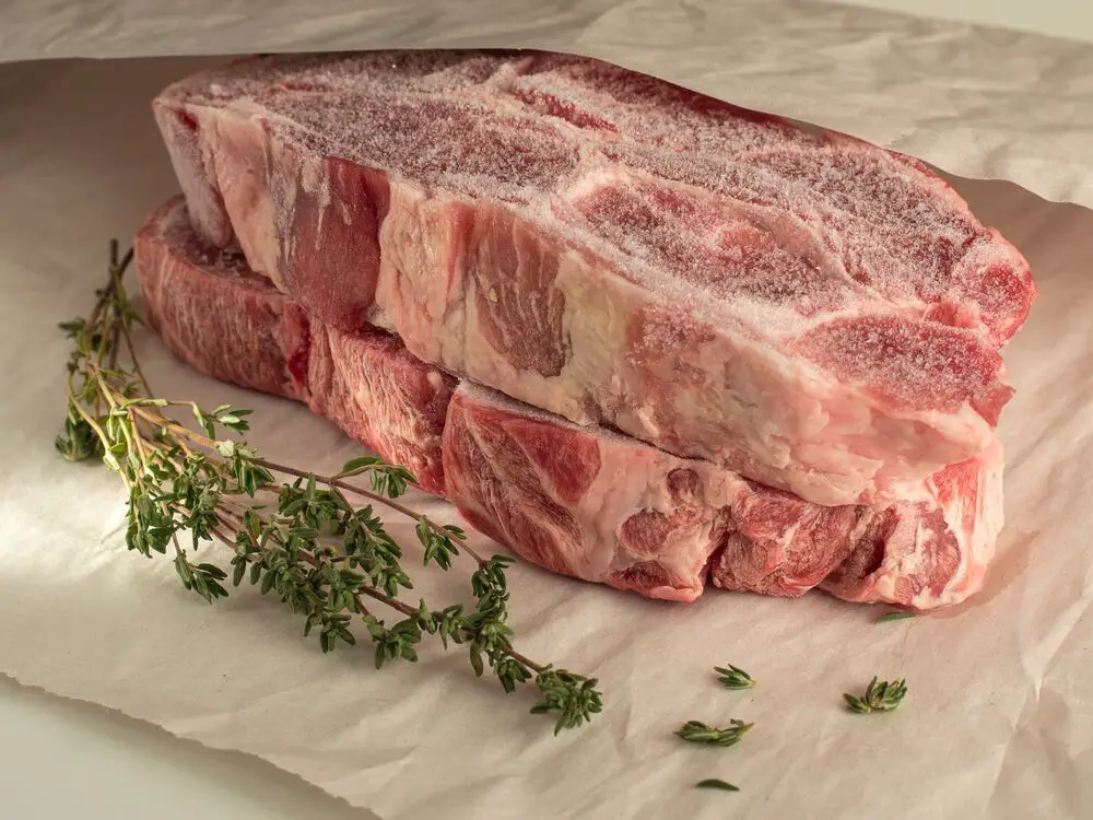 ¿La carne congelada pesa más que la descongelada?
