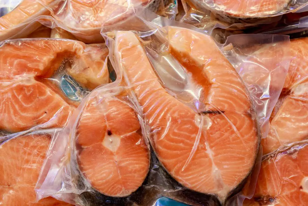 ¿Cuánto tiempo puede permanecer el pescado en el refrigerador después de descongelarlo?