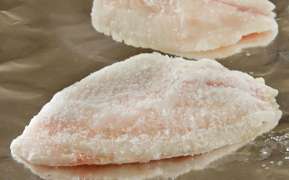 ¿Cuánto tiempo puede permanecer el pescado descongelado en el refrigerador?