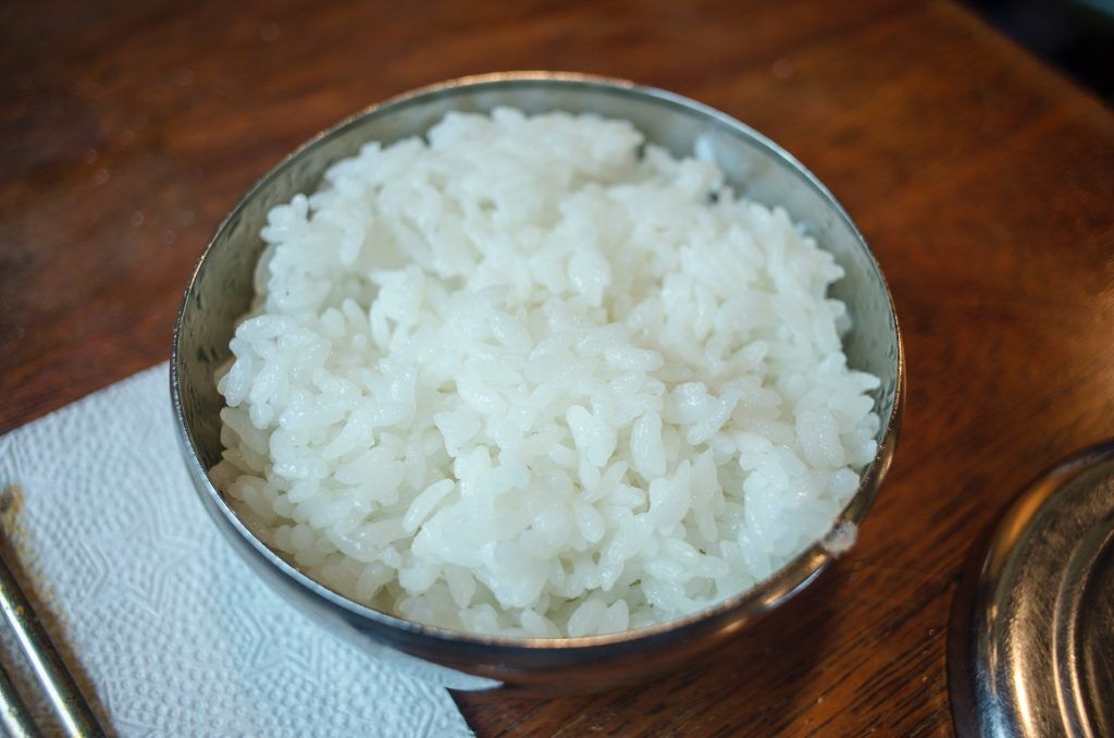 ¿Cuánta agua necesitas para 2 tazas de arroz? Guía fácil para cocinar arroz