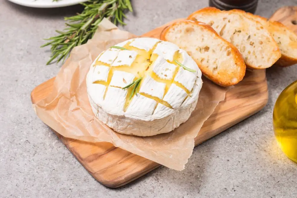 Cómo calentar queso brie en 3 formas rápidas y fáciles