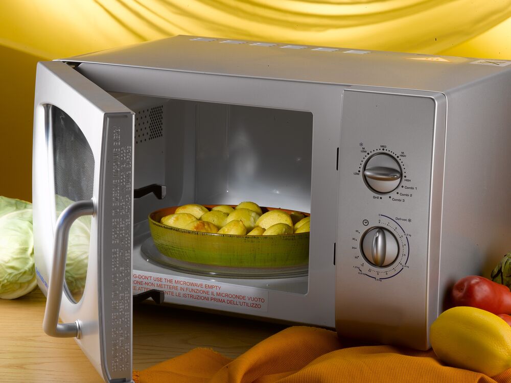 Cómo recalentar una papa al horno en el horno de microondas