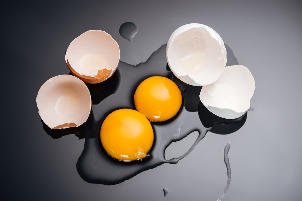 ¿Puedes morir por comer huevos crudos?