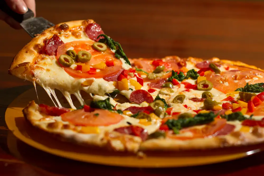 Pizza casera con masa comprada en la tienda: una guía rápida y fácil