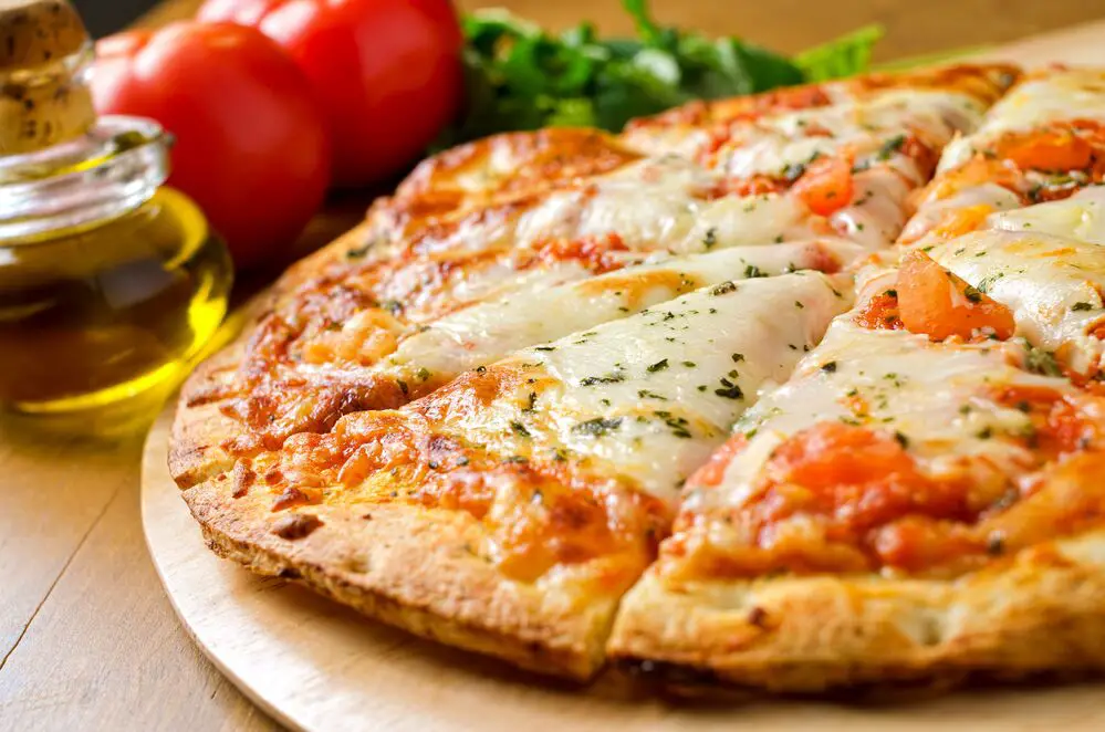 Pizza casera con masa comprada en la tienda: una guía rápida y fácil