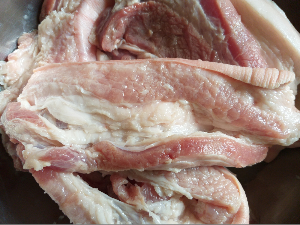 ¿Se puede volver a cocinar carne de cerdo poco cocida?