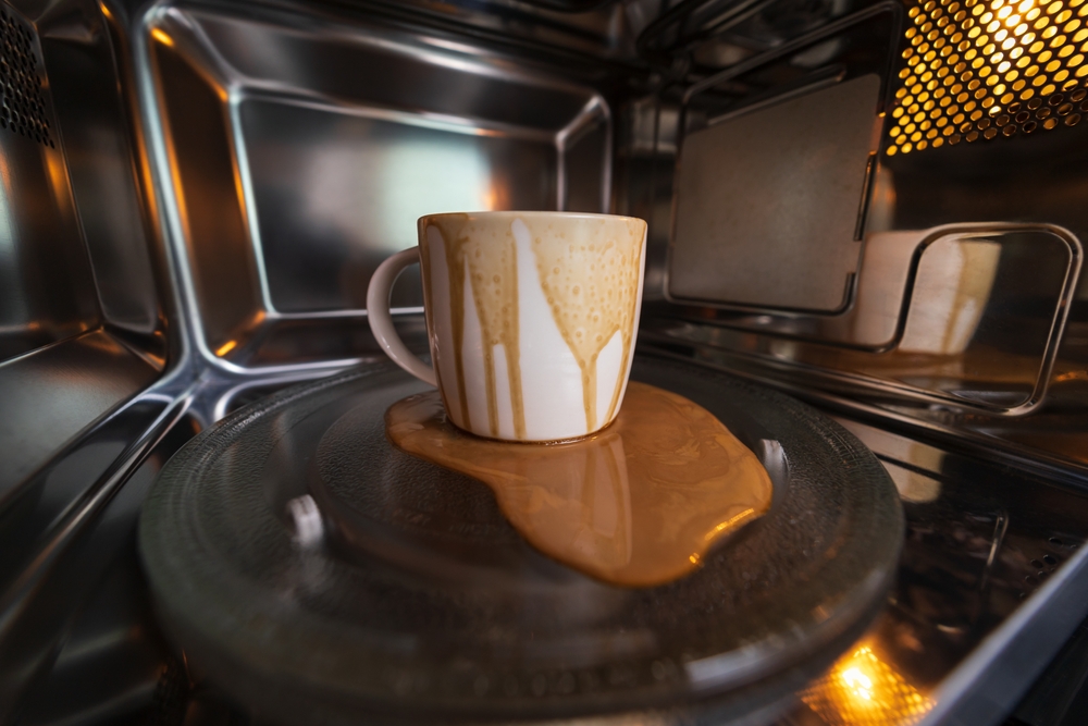 ¿Se puede recalentar el café en el microondas?