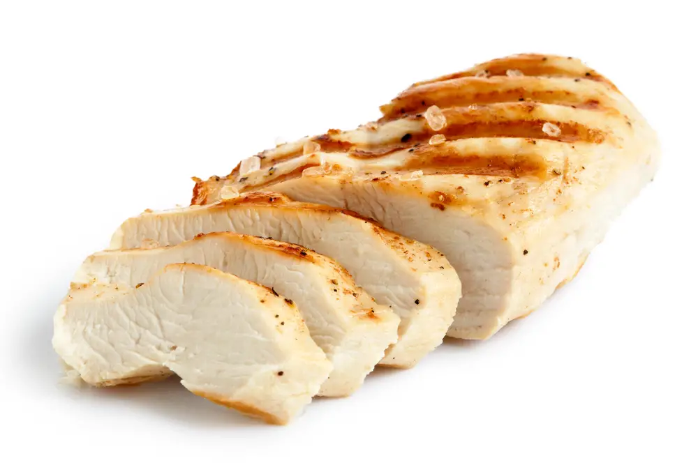 ¿Se puede comer pollo cocido congelado sin recalentarlo?