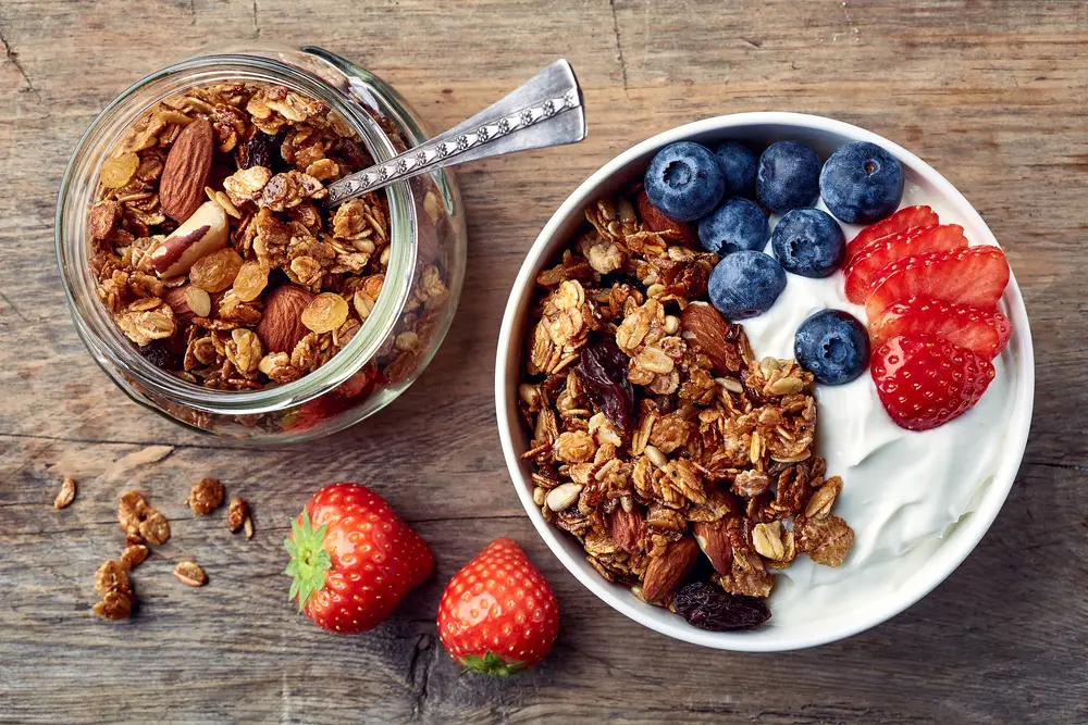 ¿Son saludables el yogur y la granola?
