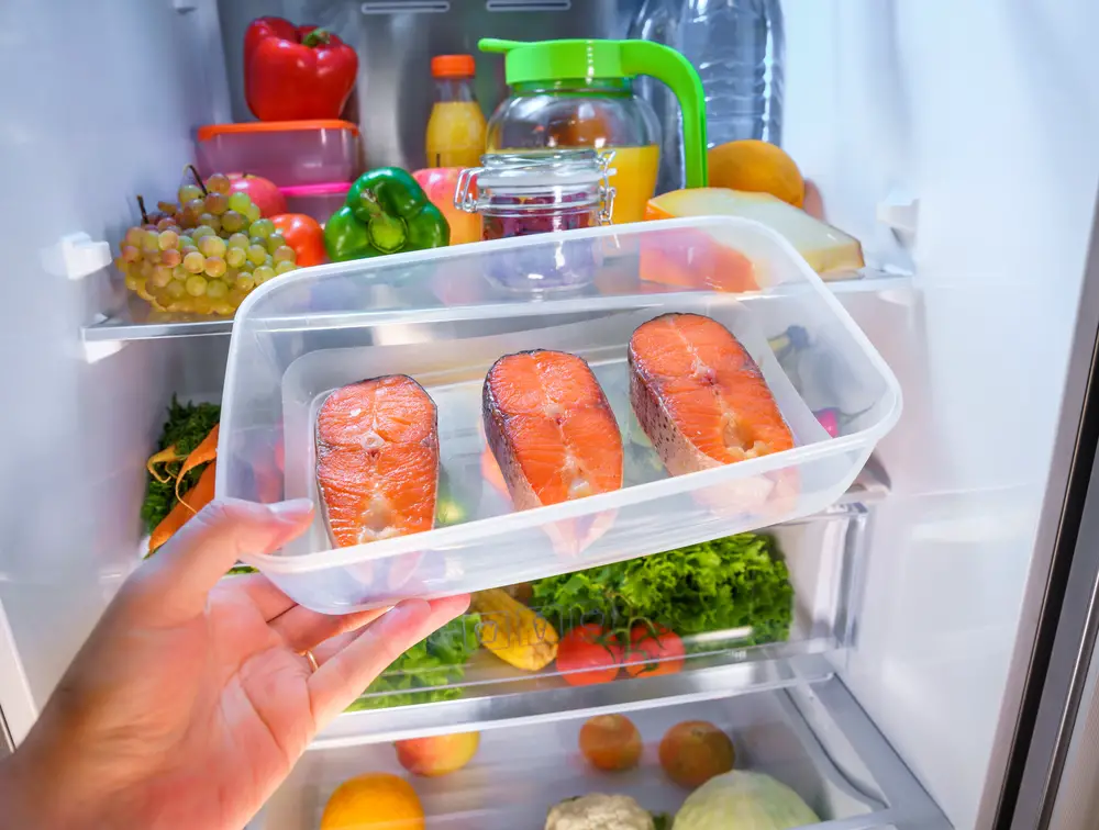 ¿Cuánto tiempo puede permanecer el pescado en el refrigerador después de descongelarlo?