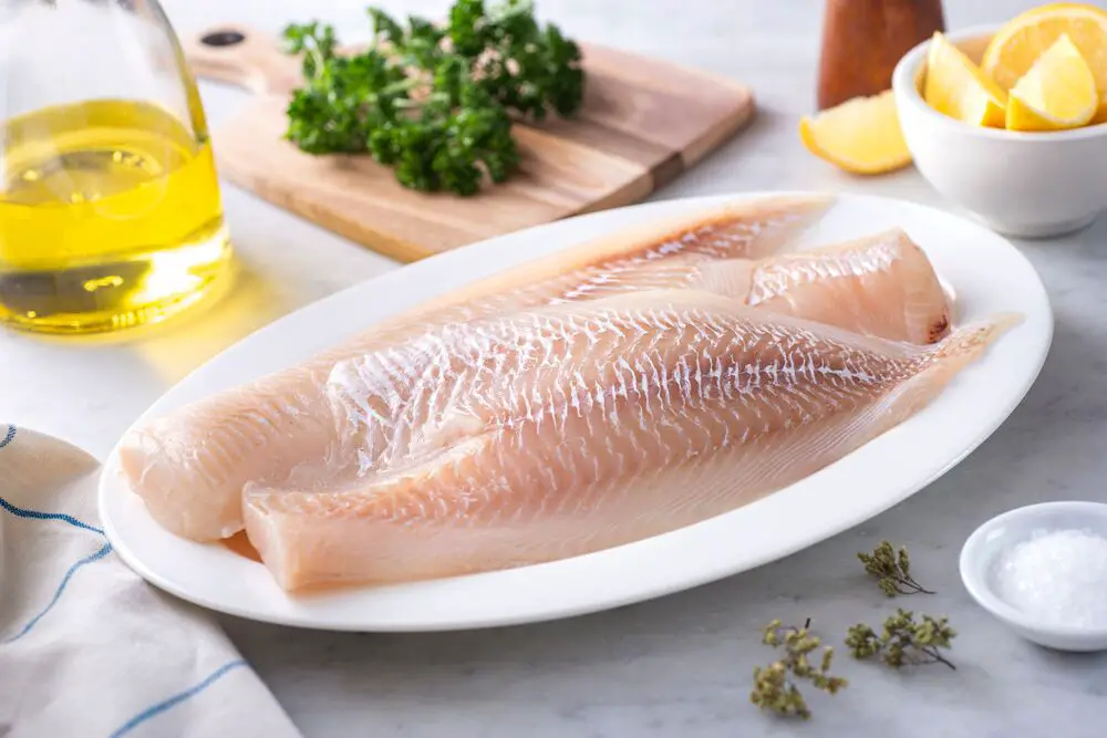 ¿Cuánto tiempo puede permanecer el pescado descongelado en el refrigerador?