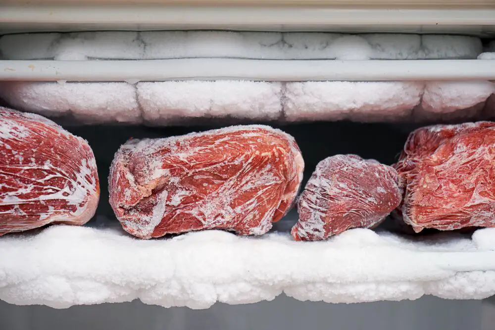 ¿Cuánto tiempo se puede descongelar la carne en el refrigerador?