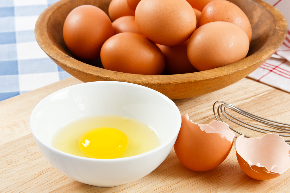 ¿Puedes morir por comer huevos crudos?