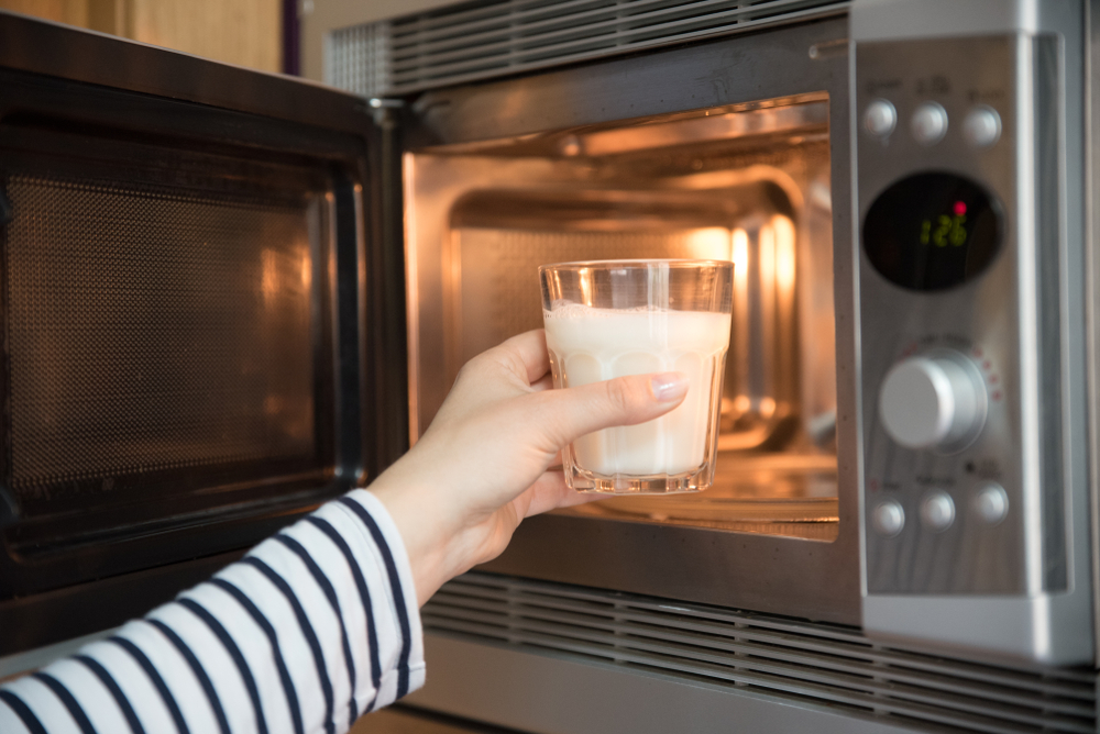 ¿Se puede calentar la leche en el microondas? - Comida fanática