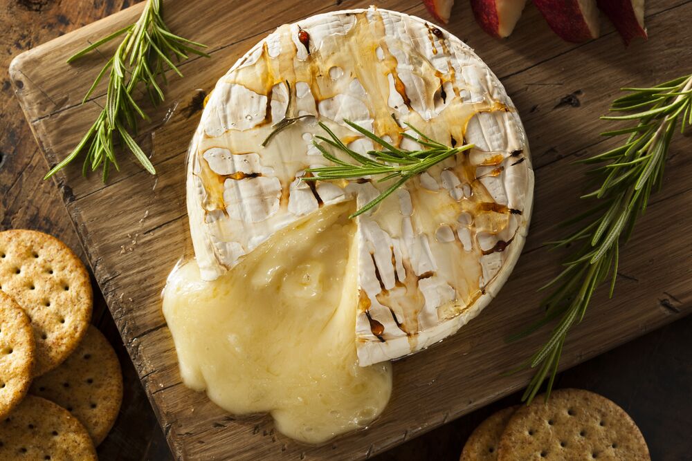 ¿Se puede calentar queso brie en el microondas? Aquí hay algunos pasos simples