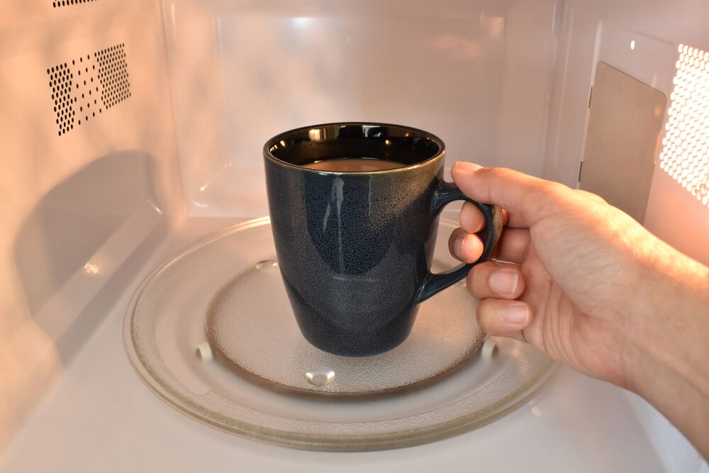 ¿Se puede recalentar el café en el microondas?