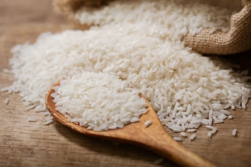 ¿Es malo comer arroz crudo?