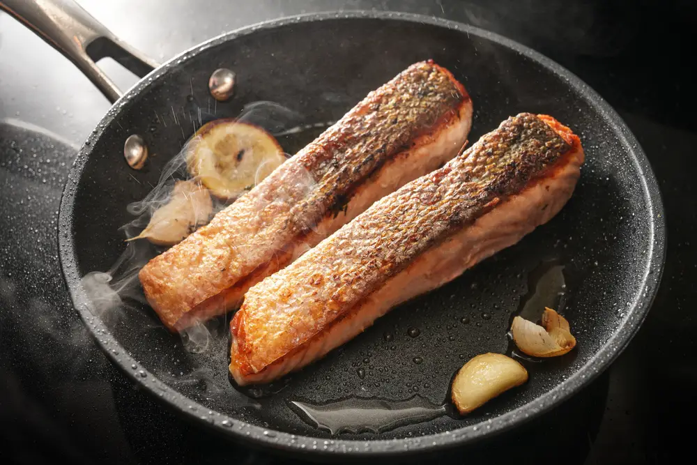 ¿Cuál es la mejor manera de recalentar el salmón?