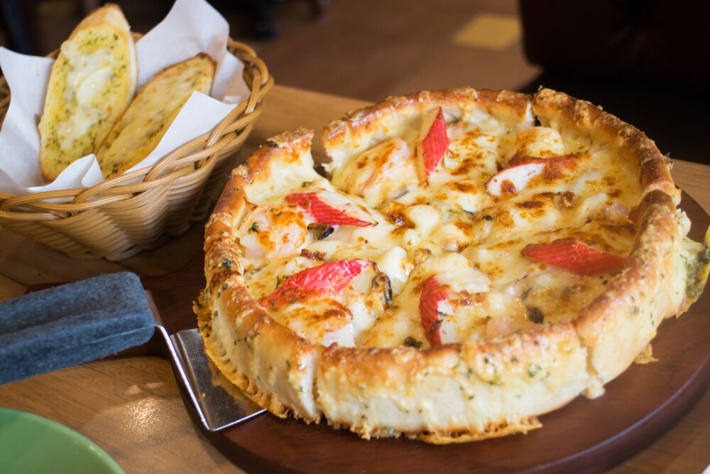 ¿Cuál es la mejor manera de recalentar la pizza Chicago Deep Dish?