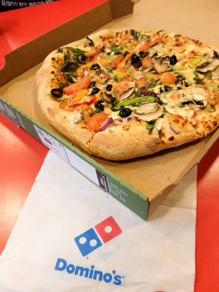 ¿Cuál es la mejor manera de recalentar Domino's Pizza?