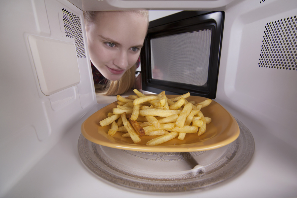 ¿Cuál es la mejor manera de recalentar papas fritas en el microondas?