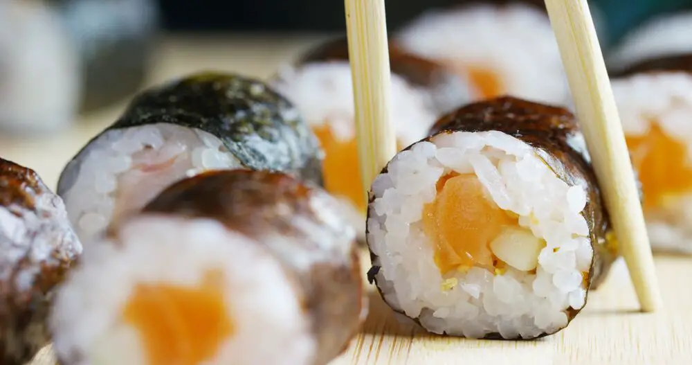 ¿Cuál es la mejor manera de recalentar sushi?