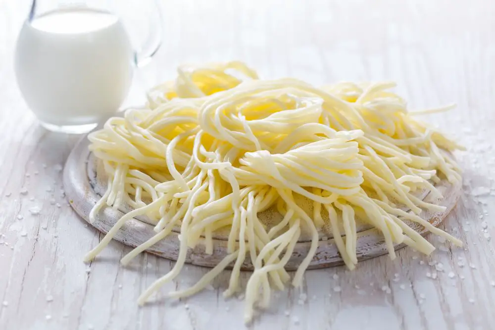 ¿Por qué el queso en tiras sabe mejor cuando se pela?