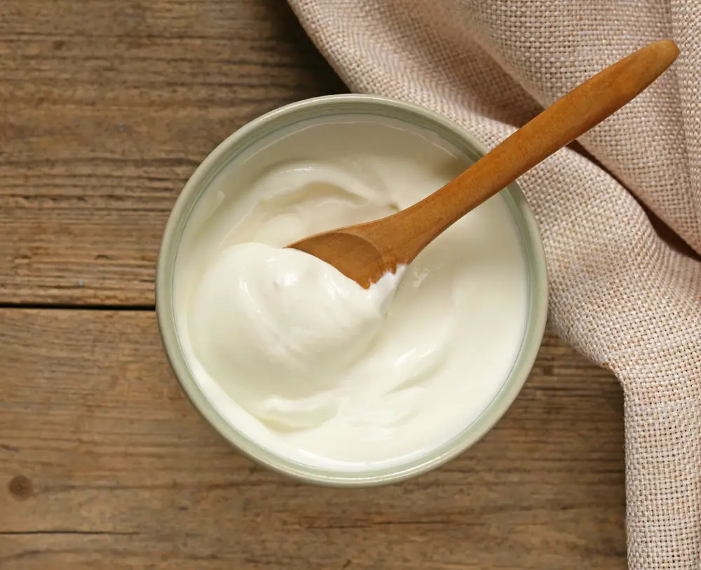 Crema agria vs suero de leche: ¿cuáles son las diferencias?