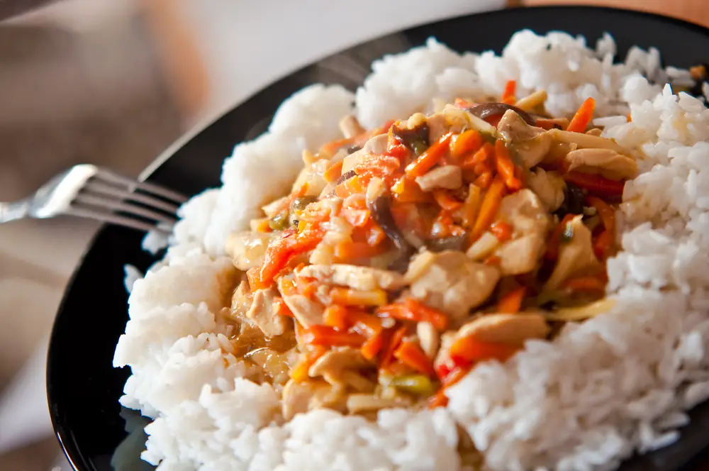 Cómo recalentar arroz chino en 4 formas rápidas y sencillas
