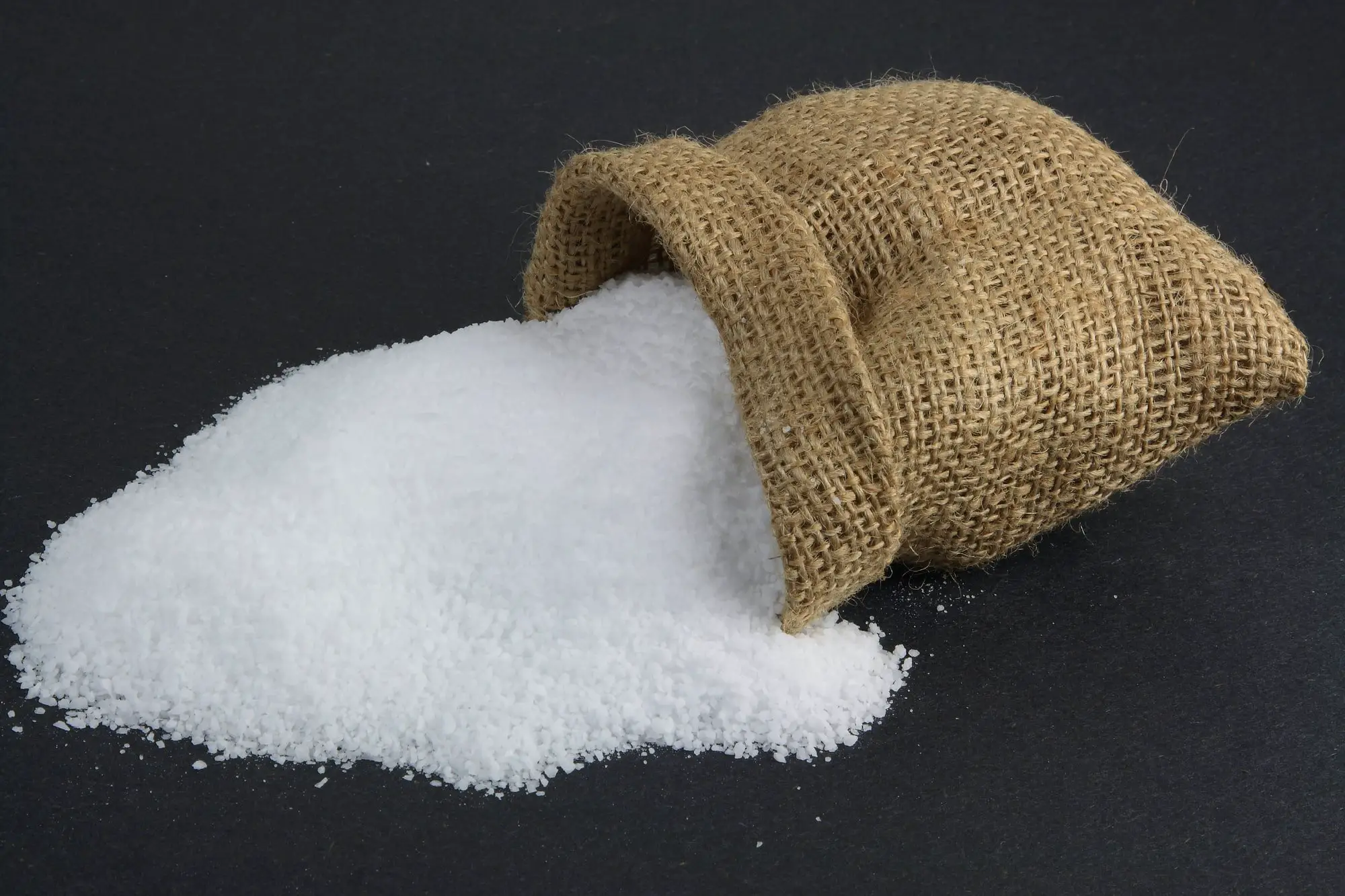¿Qué es un buen sustituto de la sal para encurtir?