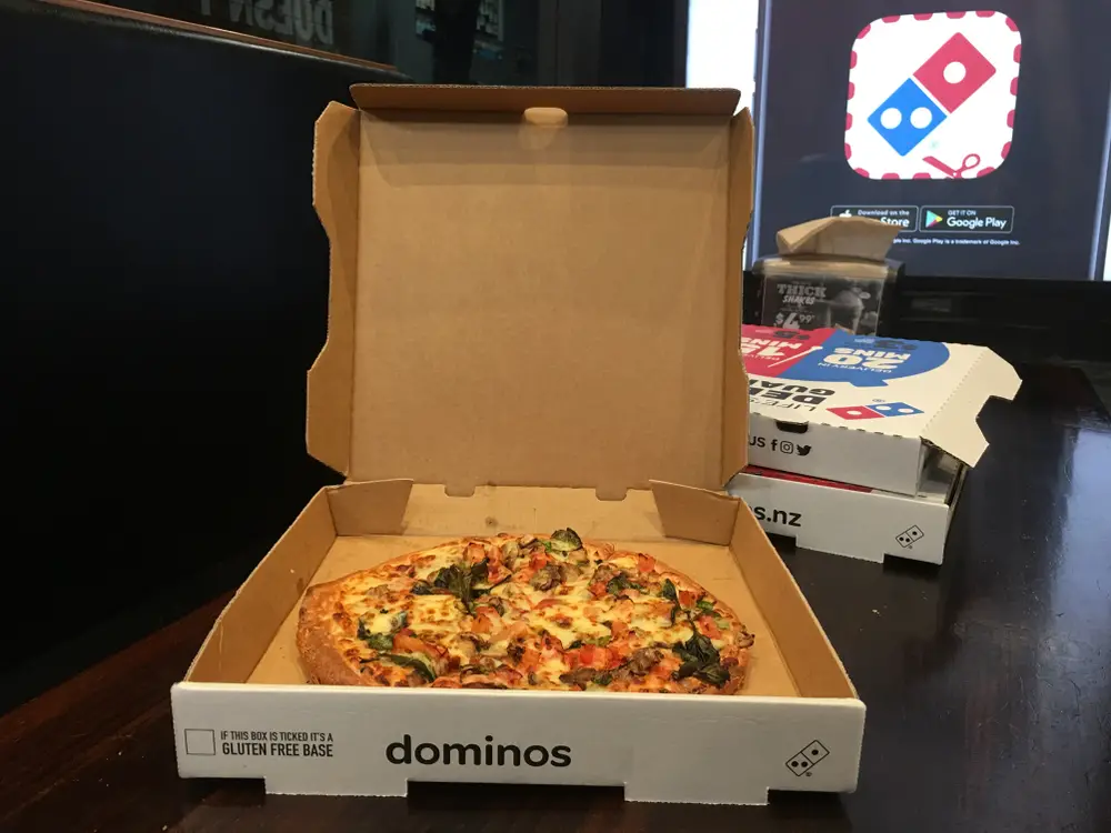 Cómo recalentar Domino's Pizza en el horno