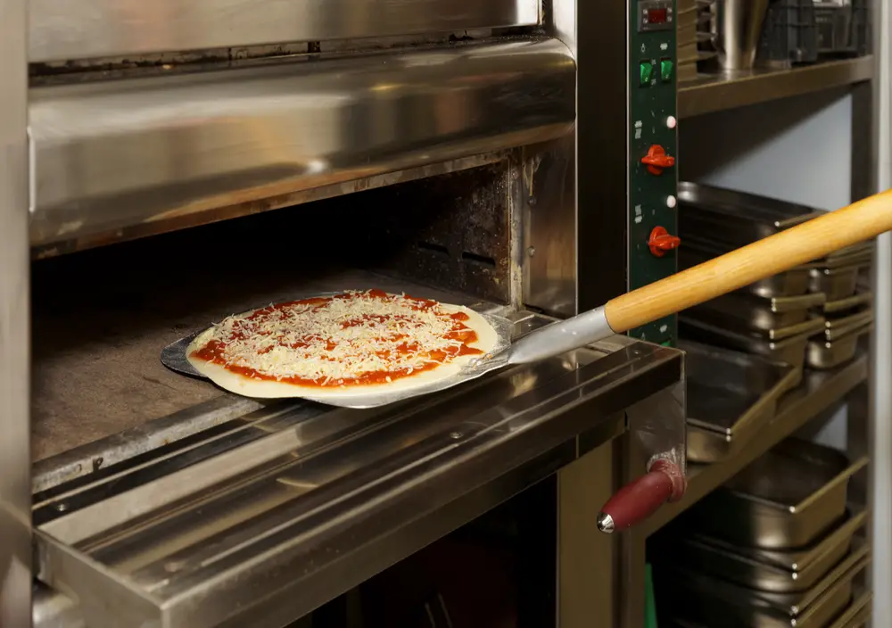 Cómo recalentar la pizza de Papa John's en el horno