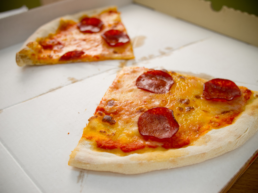 ¿Cuál es la mejor manera de recalentar la pizza sobrante?