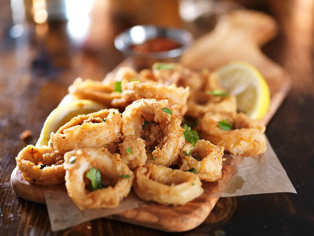 ¿Cuál es la mejor manera de recalentar calamares fritos?