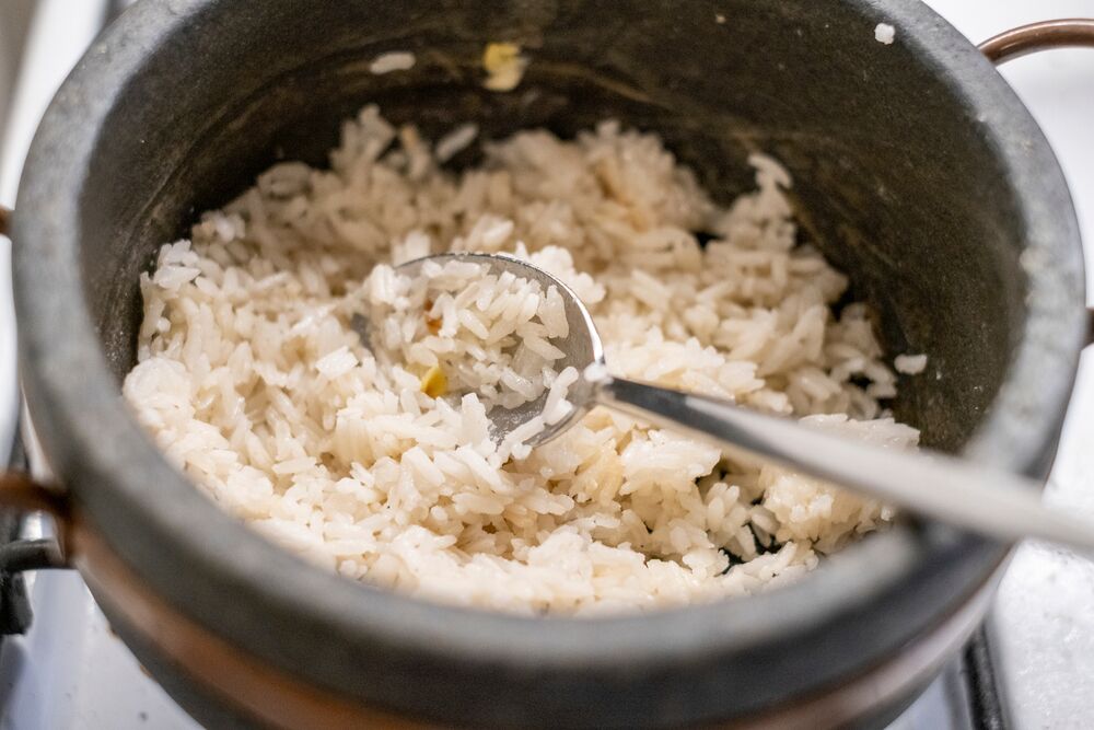 ¿Cuál es la mejor manera de recalentar arroz sin microondas?