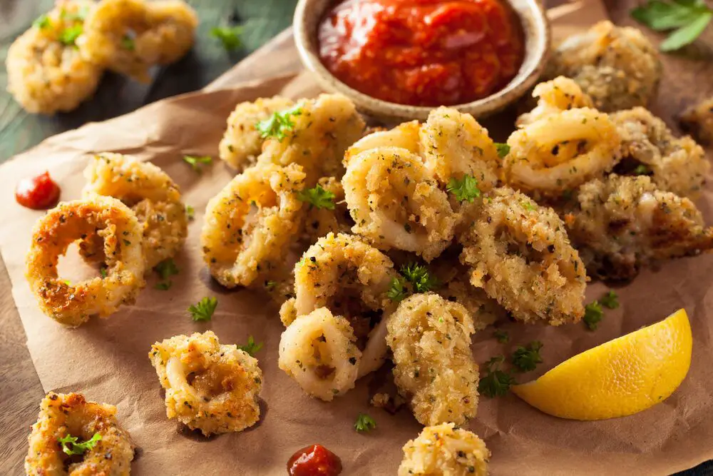 ¿Cuál es la mejor manera de recalentar calamares fritos?