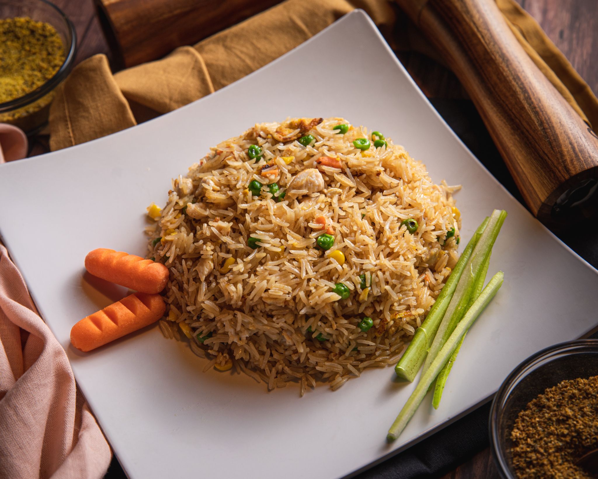 ¿Cuál es la mejor manera de recalentar el arroz frito con pollo?