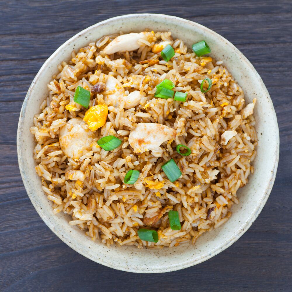 ¿Cuál es la mejor manera de recalentar el arroz frito con pollo?