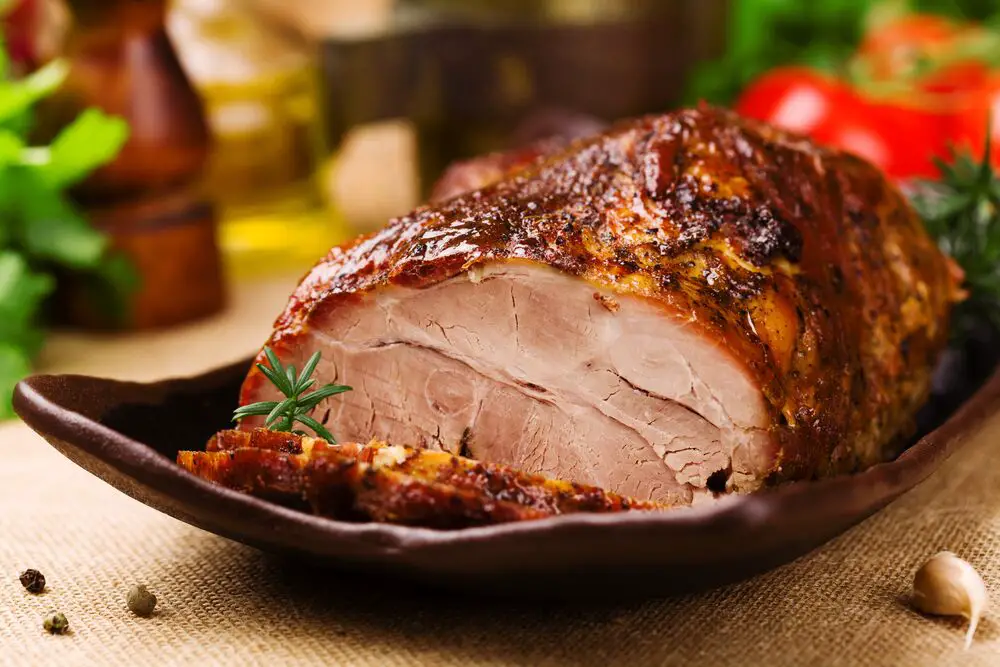 ¿Cuál es la mejor manera de recalentar el cerdo asado?