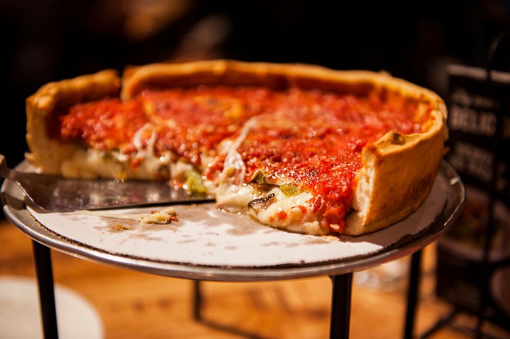 ¿Cuál es la mejor manera de recalentar la pizza Chicago Deep Dish?