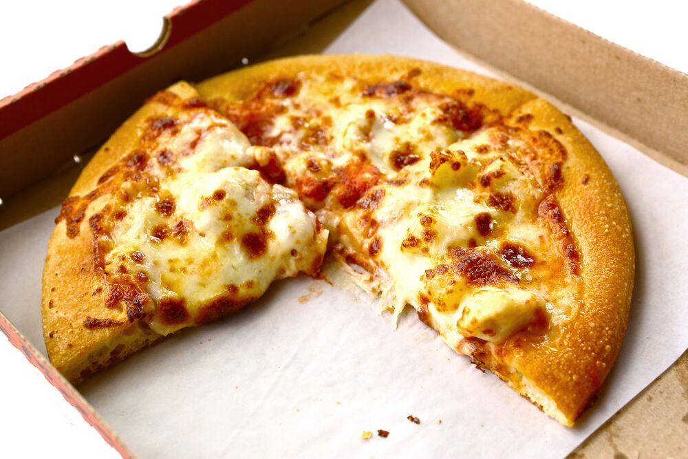 ¿Cuál es la mejor manera de recalentar la pizza sobrante?