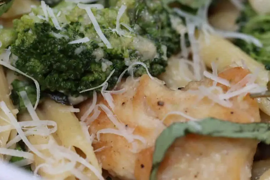 Pasta penne con pollo y brócoli con salsa de vino blanco y ajo: come el...