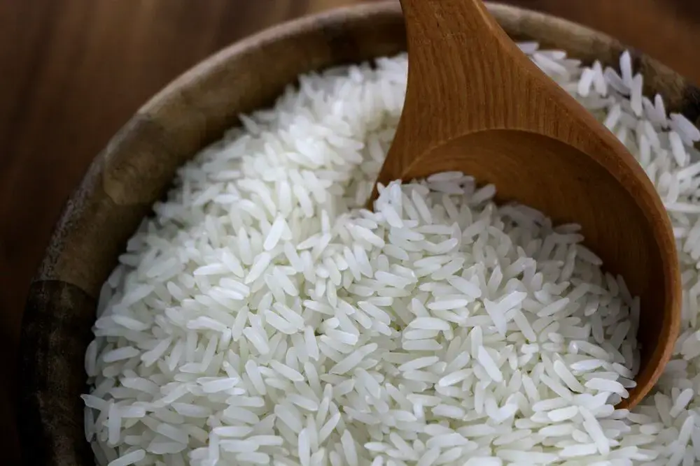 ¿Es malo comer arroz crudo?