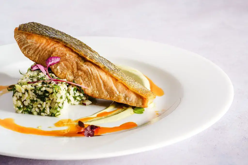 ¿Comes piel de salmón? ¿Cuáles son los beneficios y los riesgos?